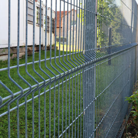 Oplocení pletiva plotovými dílci