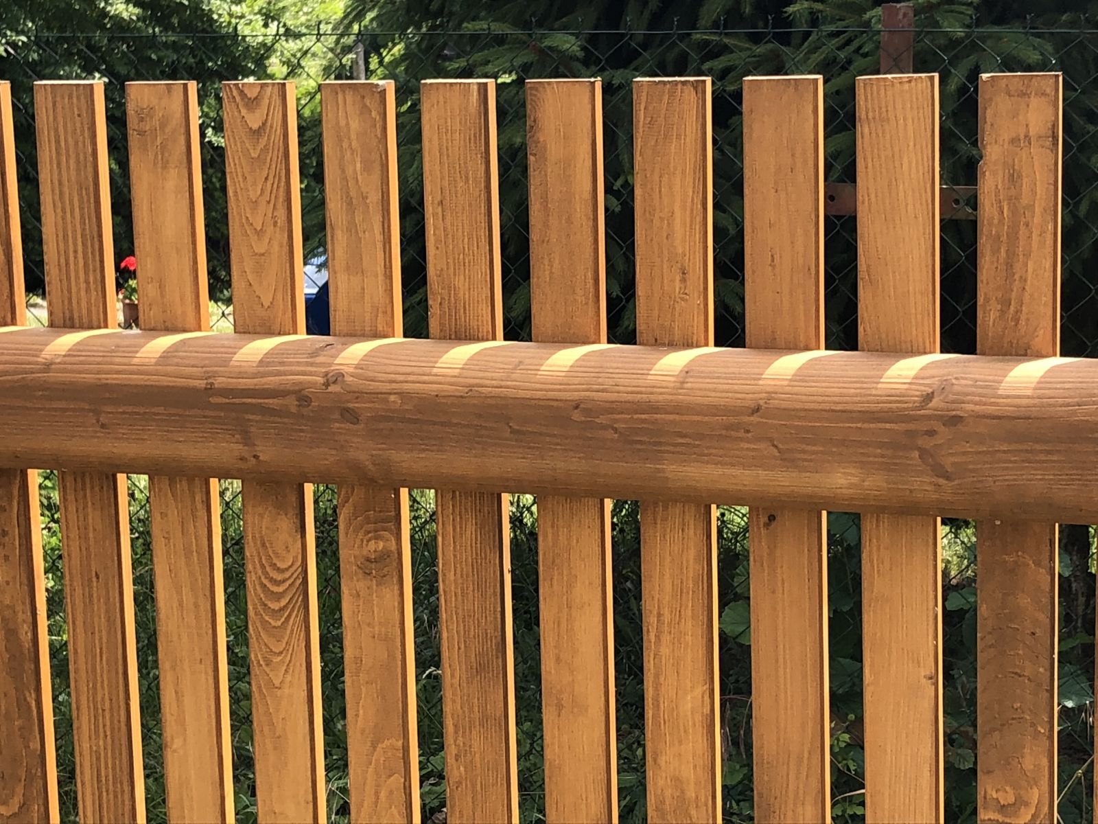 dřevěný plot natřený ADLER Pullex top lasur - dimension