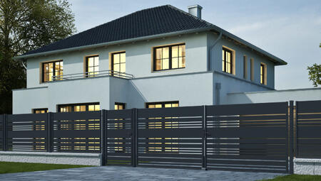 Kovový plot dodává osobitý charakter domu