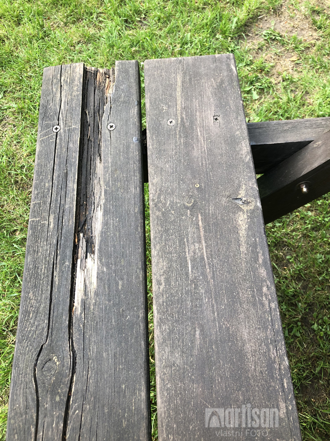 Jak může vypadat lavička ze dřeva po pár letech.