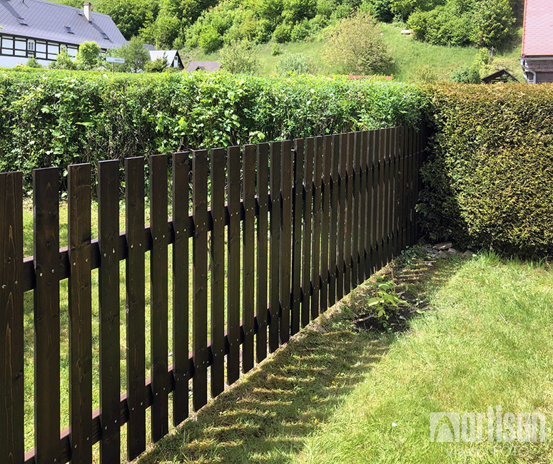 Dřevěný plot natřený lazurou Lignovit - odstín Palisander