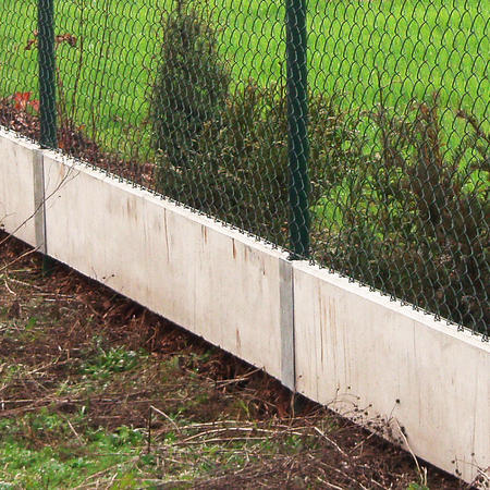 Betonová podhrabová deska k pletivovému plotu