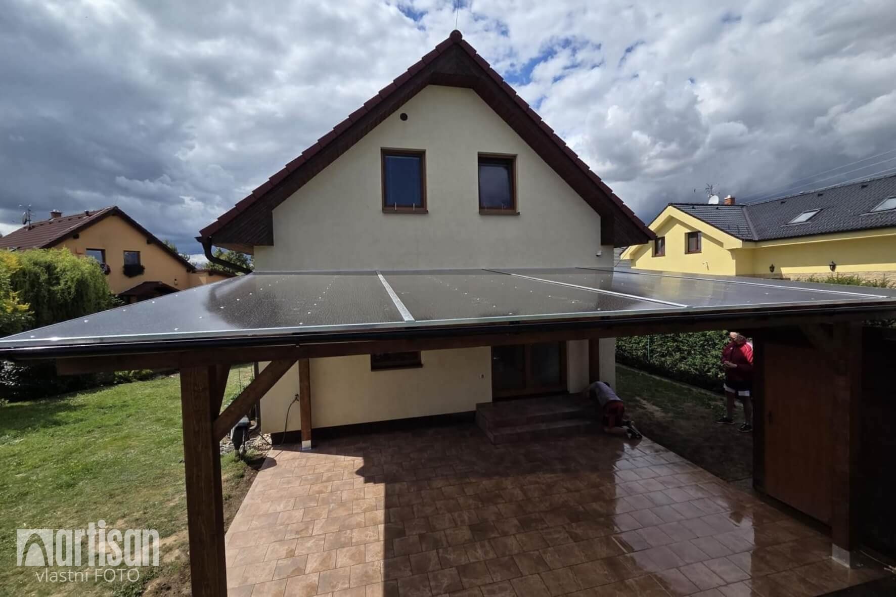 Zahradní pergola s dlažbou