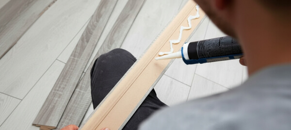 Lepení lišt s lepidlem Lion Glue