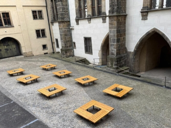 Osm laviček ze sibiřského modřínu na Pražském hradě